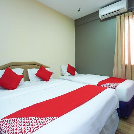 Oyo 1094 Q One Hotel Dengkil Kampung Dengkil Exterior photo